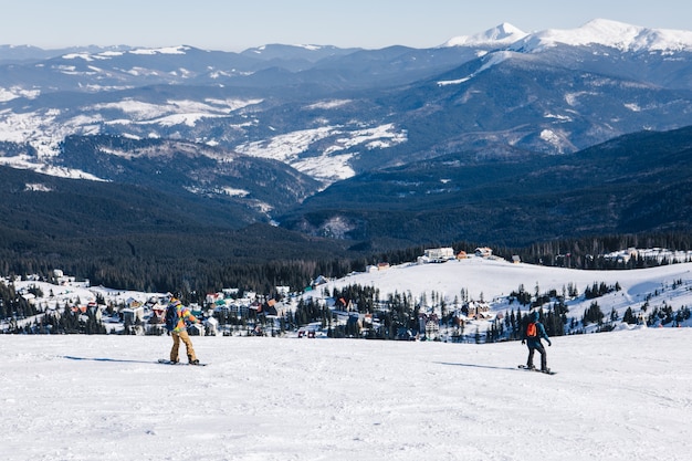 Snowboarder homme en haut de la pente. belles montagnes d'hiver. vacances d'hiver. espace de copie. sport extrême