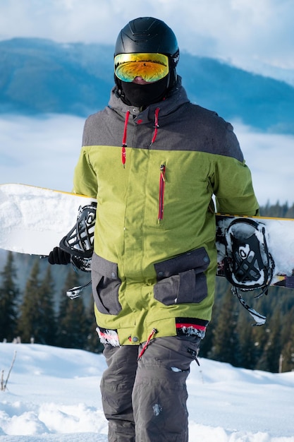 Photo snowboarder homme portrait carpates sur fond