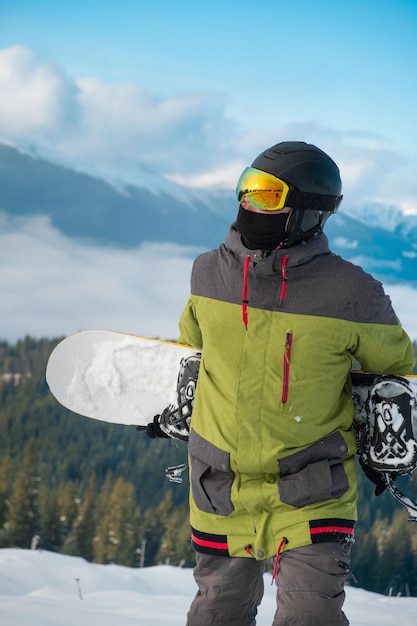 Snowboarder homme portrait montagnes des Carpates sur fond sports d'hiver