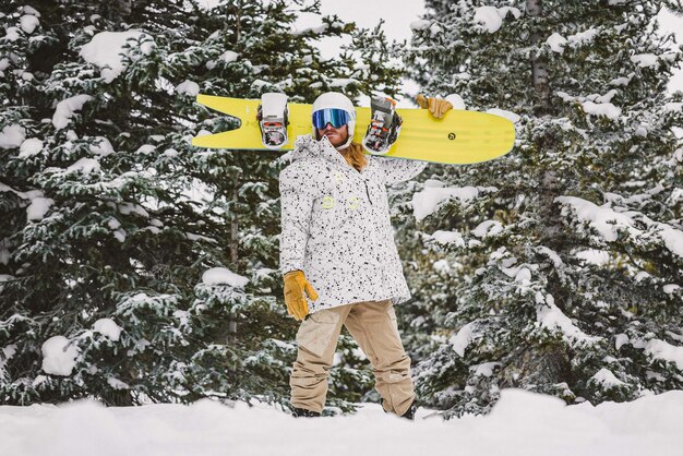 snowboarder mâle en descente dangereuse en action