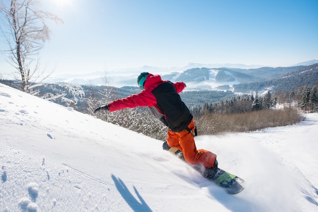 snowboarder mâle sur la pente