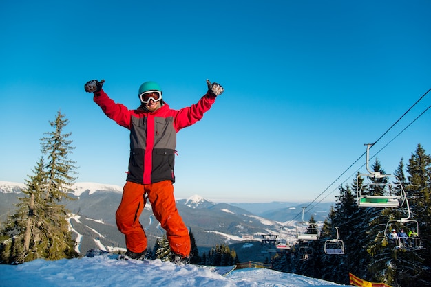 Snowboarder sur la pente enneigée