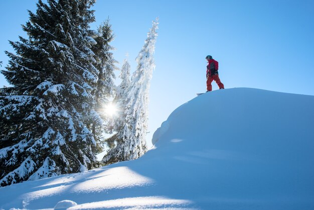 Snowboarder sur la pente