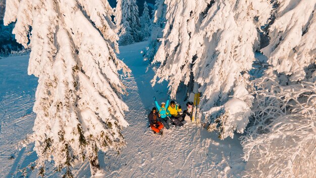 Snowboarder et skieur d'amis à la saison d'hiver de jour de poudre