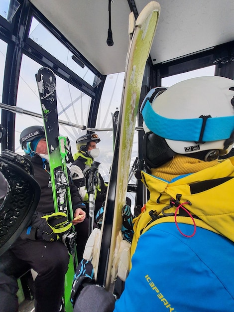 Snowboarders et skieurs en cabine de téléski