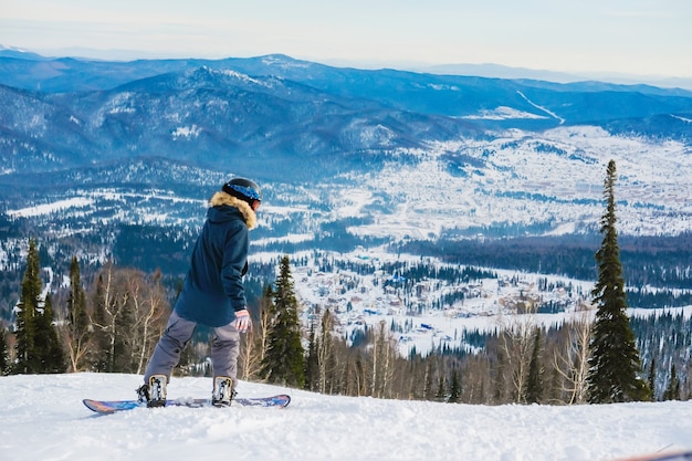 Snowboarding jeune homme réussi dans les montagnes Sheregesh. Snowboarder caucasien