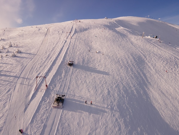 Snowcat yoke remontées mécaniques vue de dessus de l'espace de copie de pente enneigée