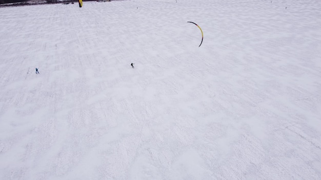 SnowKiting sport de kitesurf sur le lac de glace hiver Vue aérienne de drone