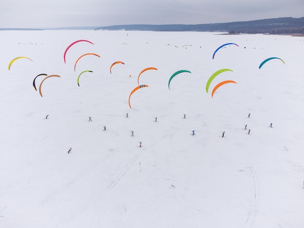 SnowKiting sport de kitesurf sur le lac de glace en hiver. Vue aérienne par drone.