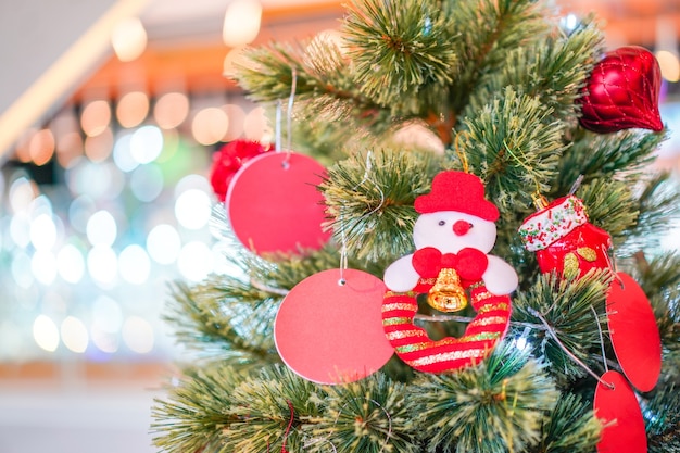 Snowmand pendre décoré sur l'arbre de Noël.