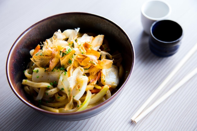 Soba s'amuse avec des légumes.