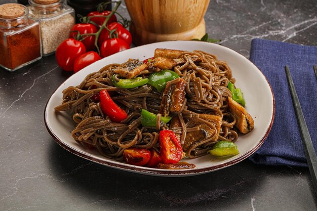 Photo soba de sarrasin avec anguille et légumes