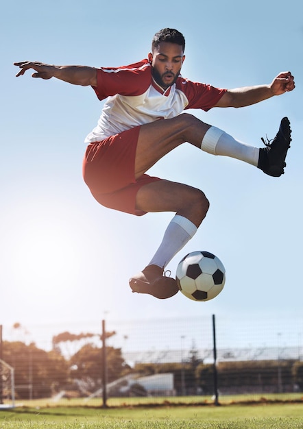 Soccer kick trick football et homme athlète d'Israël sur un terrain de sport en plein air avec motivation Exercice de fitness et entraînement d'une personne prête pour un jeu de sport cardio et jouer de l'énergie