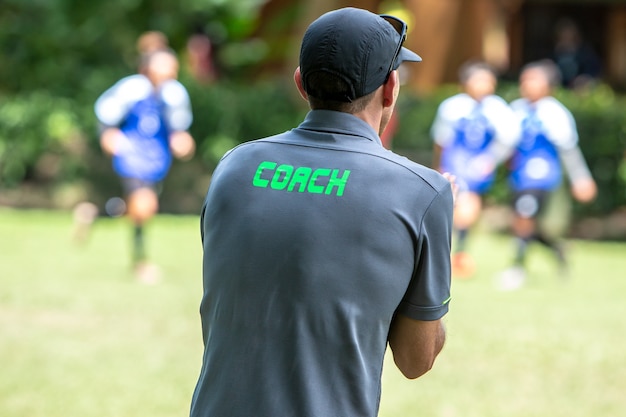 Soccer Masculin Ou Entraîneur De Football Debout Sur La Ligne De Côté En Regardant Son équipe Jouer