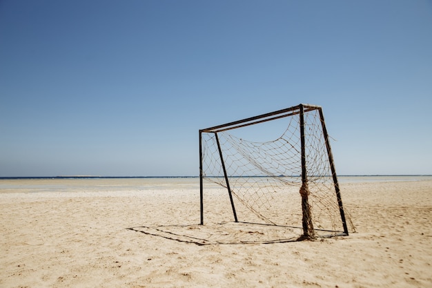 Soccer de plage au bord de la mer. portails pour le beach soccer