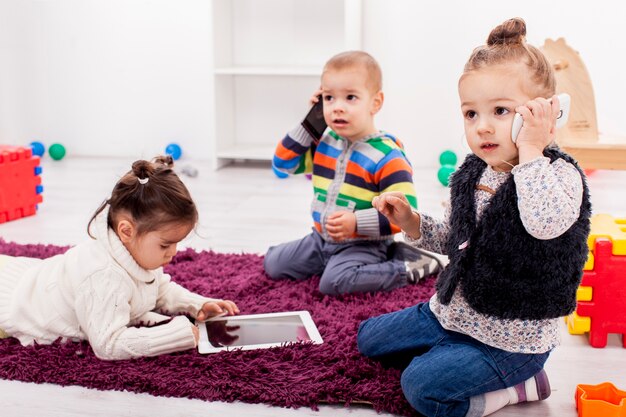 Mignonne Petite Fille En Bas âge Jouant à La Maison Avec Des Jouets En Bois  écologiques Heureux Enfant Coupant Des Légumes Et Des Fruits Avec Un  Couteau Jouet L'enfant Jouant à Des Jeux éducatifs