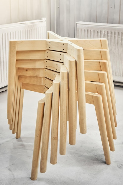 Socles en bois avec pieds pour chaises à assembler en cabine de peinture
