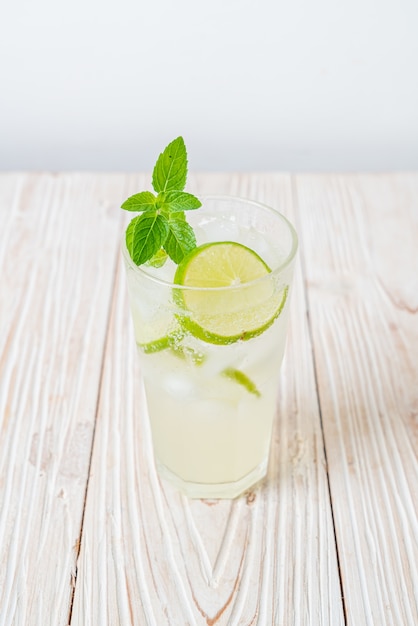 soda au citron vert glacé à la menthe - boisson rafraîchissante