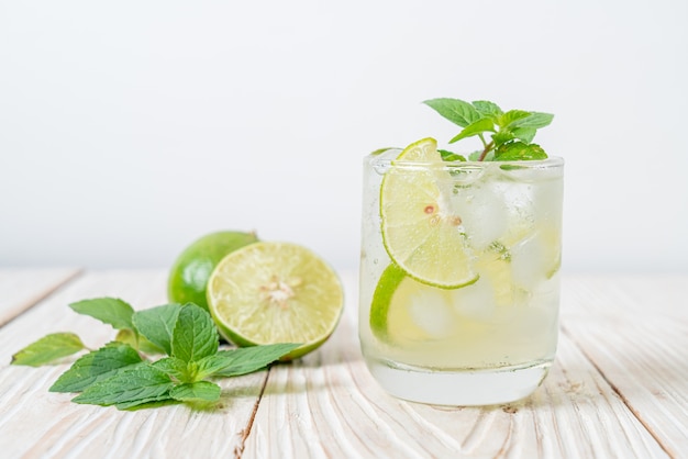 soda au citron vert glacé à la menthe - boisson rafraîchissante