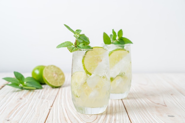 soda au citron vert glacé à la menthe - boisson rafraîchissante