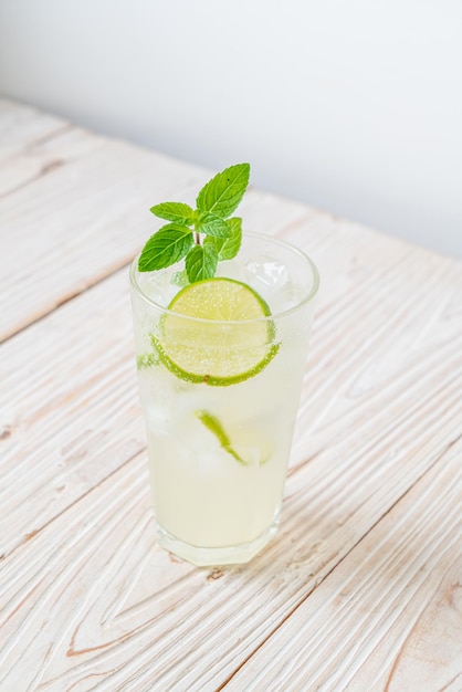 soda au citron vert glacé à la menthe - boisson rafraîchissante