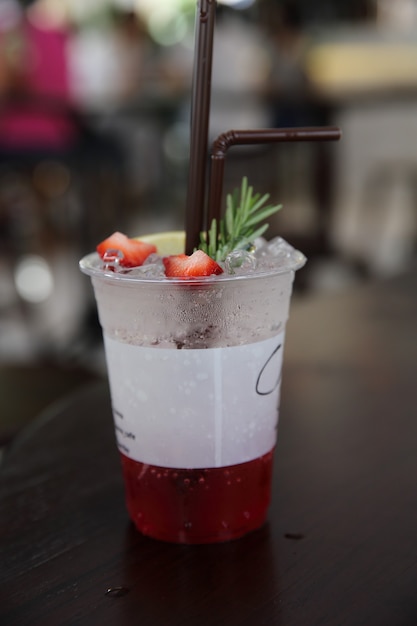 soda aux fraises avec boisson aux fraises et au lamon