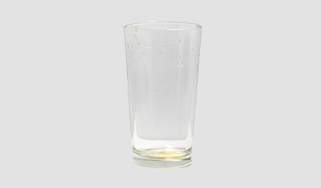 Photo soda dans du verre transparent isolé sur un fond blanc