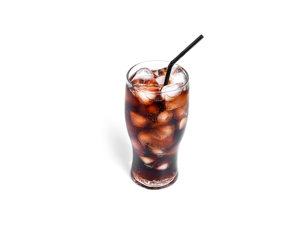 Soda avec de la glace dans un verre transparent isolé sur fond blanc. photo de haute qualité