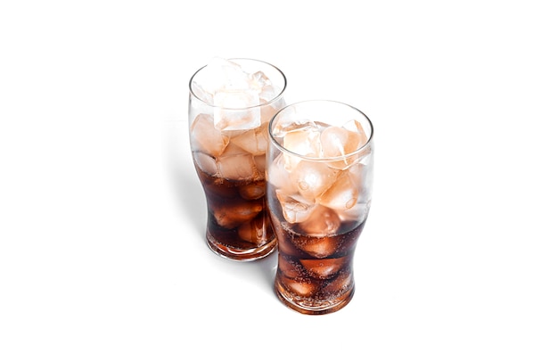 Soda avec de la glace dans des verres transparents isolés sur fond blanc. photo de haute qualité