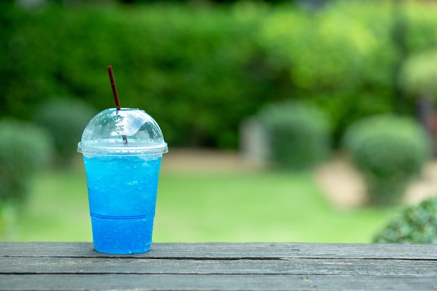 Photo soda italien bleu avec arrière-plan flou nature verte avec espace de copie