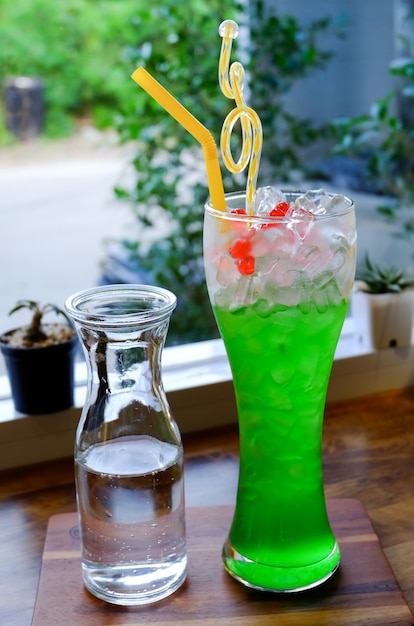 Soda italien, soda kiwi avec de la glace.