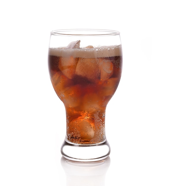 Photo soda noir en verre sur blanc
