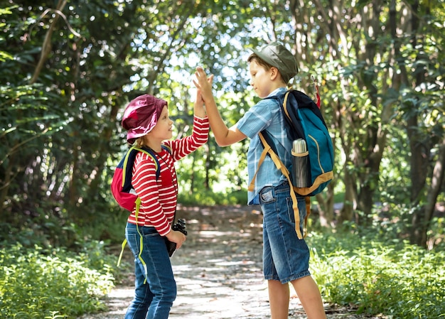 Sœur et frère dans une aventure