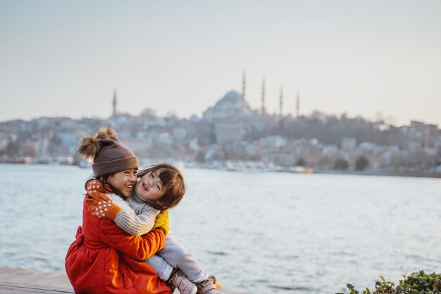 Sœur heureuse assise avec vue sur la mer du Bosphore et la ville d'Istanbul en Turquie