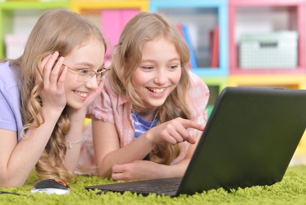 Sœurs adolescentes utilisant un ordinateur portable