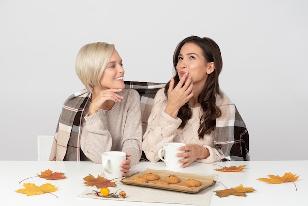 Soeurs buvant du café