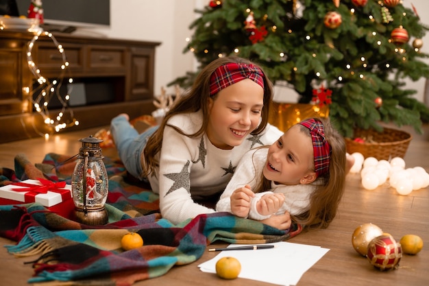 sœurs écrivant une lettre au Père Noël