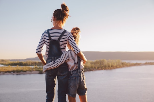 Soeurs, étreindre, quoique, regarder, nature