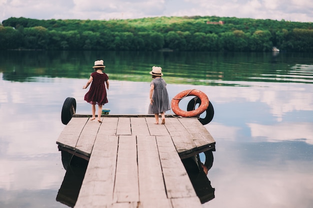 Soeurs jumelles sur la couchette en bois