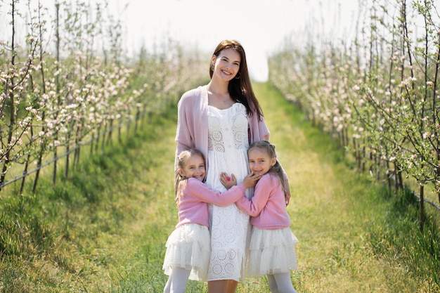 Soeurs jumelles avec leur belle mère sur le terrain