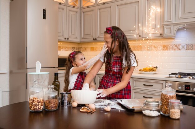 soeurs à la maison cuisiner ensemble