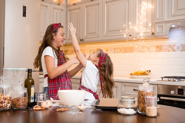 soeurs à la maison cuisiner ensemble