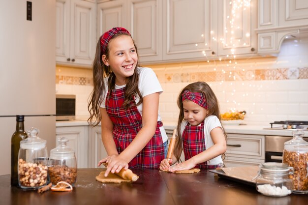 soeurs à la maison cuisiner ensemble