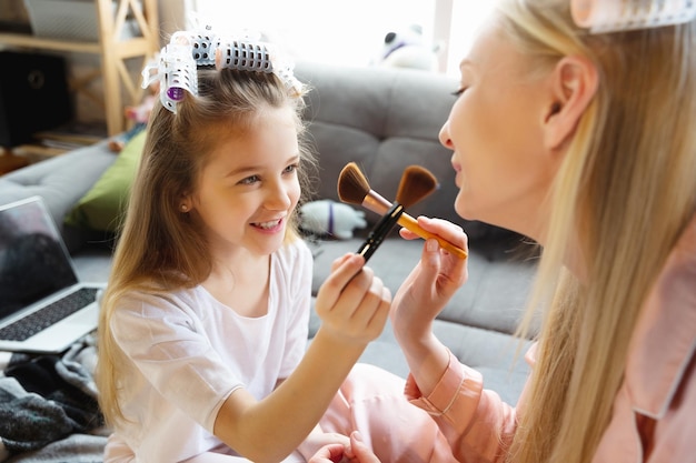 Les sœurs mère et fille passent une journée de beauté et de plaisir ensemble à la maison