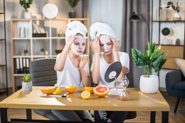 Sœurs mignonnes utilisant un masque sur le visage pendant les loisirs