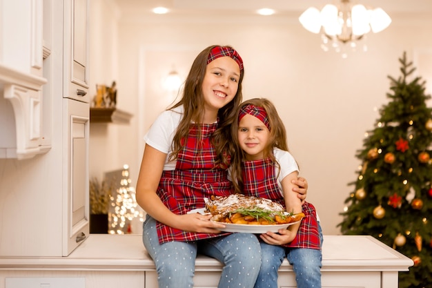 soeurs montrant le dîner pour Noël