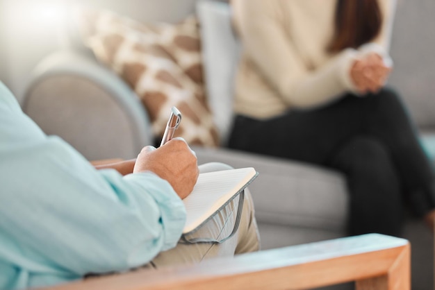 Sofa personne et thérapeute avec carnet de notes pour la consultation écrire des notes et soutenir le client pour la santé mentale Thérapie patient et psychologue avec révision pour le conseil écouter et aider en séance