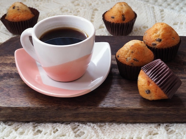 Soffee ou chocolat chaud avec muffins