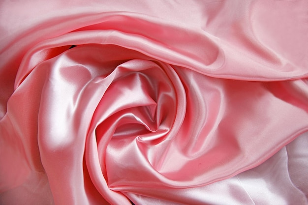 La soie est magnifiquement drapée en vue de dessus rose