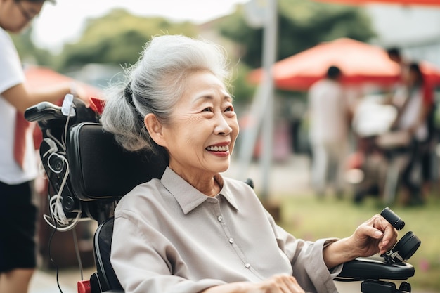 Soignante fille aider asiatique aînée ou âgée vieille dame sur fauteuil roulant électrique dans le parc arc c